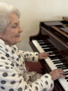 Patient Pauline Pidgeon pianist playing at Cabrini Malvern Chapel